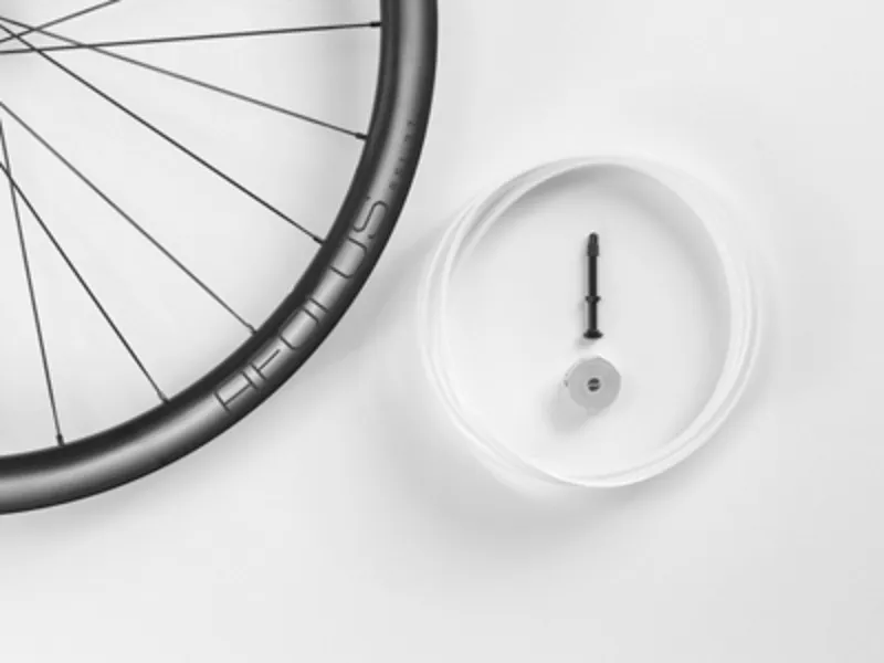 Bontrager Aeolus RSL 37 TLR Disc Road Wheel-1